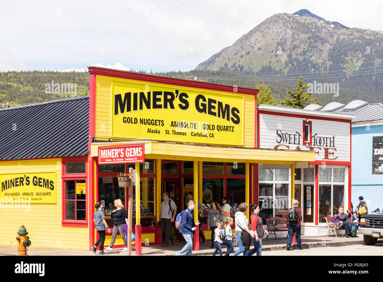 Los mineros Gems shop & Sweet Tooth Cafe en la calle principal de Skagway, Alaska, EE.UU. Foto de stock