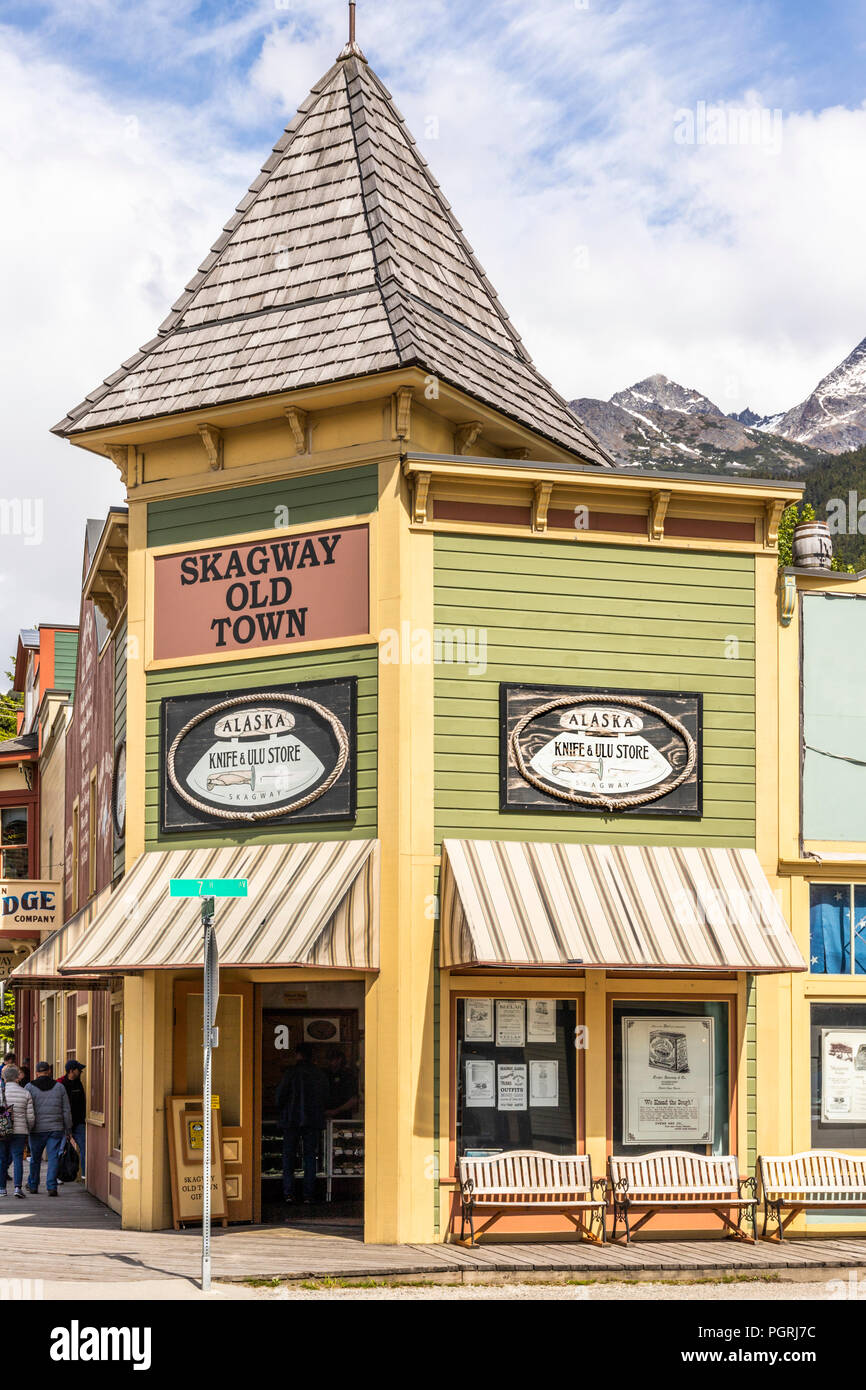 Cuchillo de Alaska & Ulu y tienda de regalos en la calle principal de Skagway, Alaska, EE.UU. Foto de stock