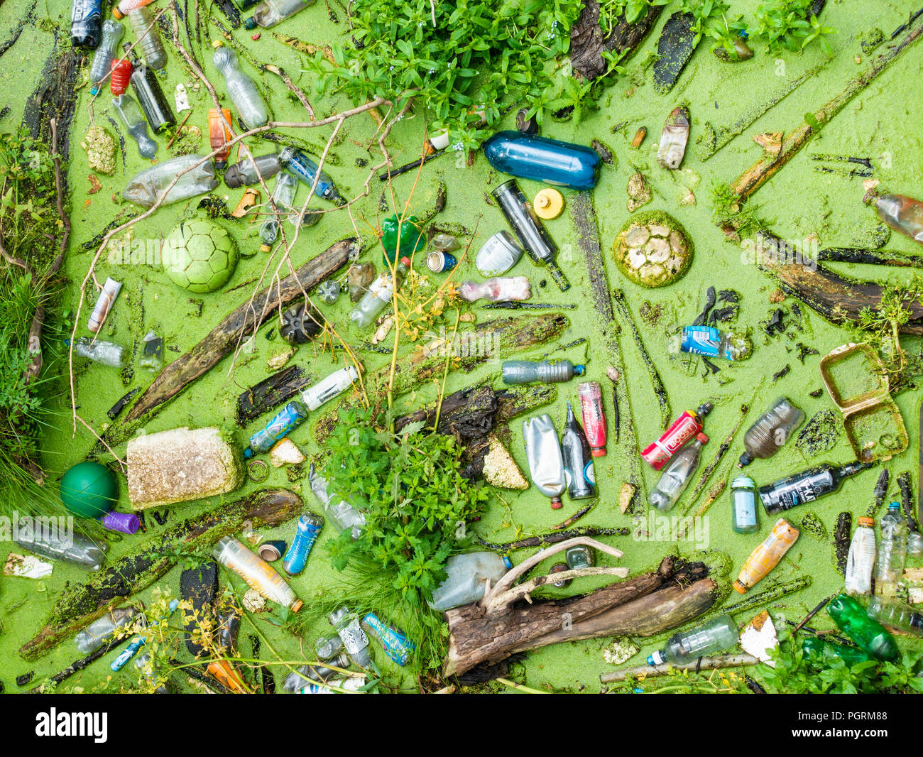 Botellas de plástico y basura en el río UK Foto de stock