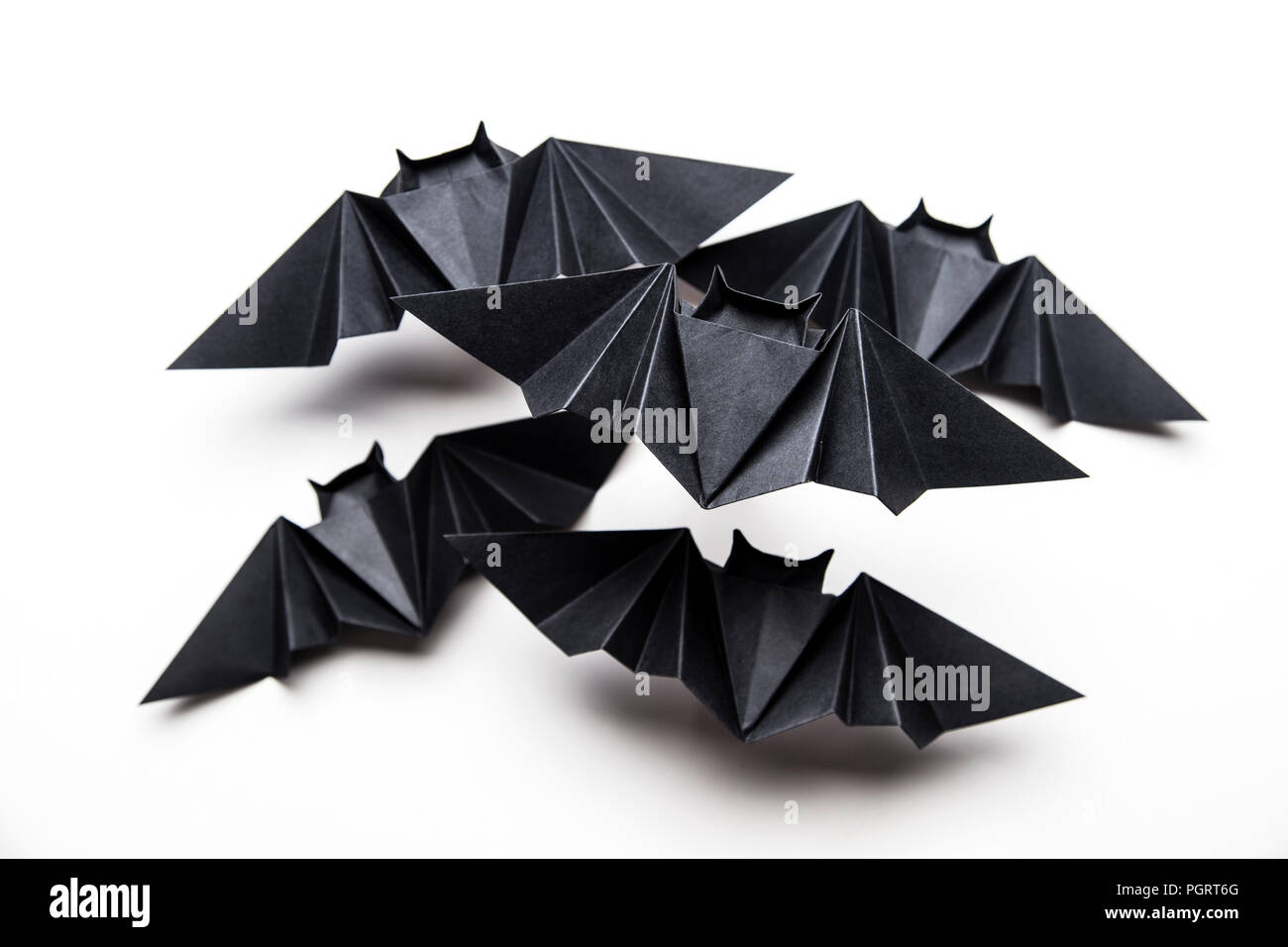 Papel de origami de Halloween dracula murciélagos sobre un fondo blanco Fotografía de stock - Alamy Papel de origami de Halloween dracula murciélagos sobre un fondo blanco Fotografía de stock - Alamy