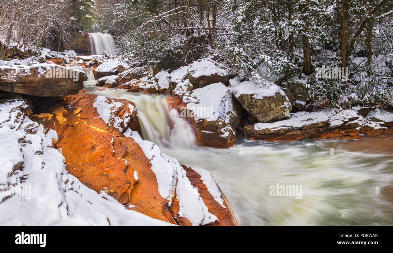Visitas de invierno Douglas cae en Thomas, West Virginia, con una capa de nieve que cubre la naranja, cargados de hierro arenisca creados a partir de drenaje ácido de mina. Foto de stock