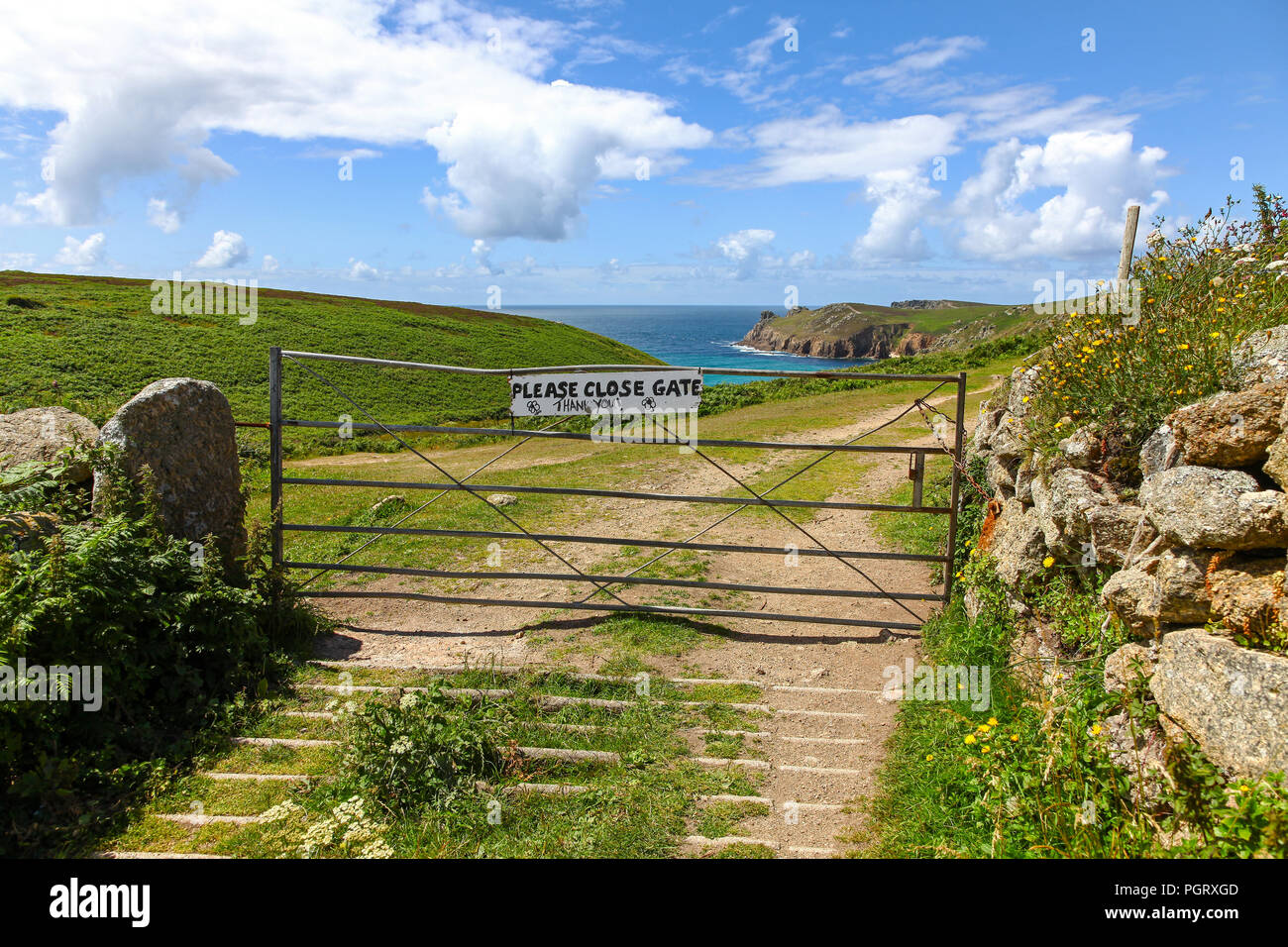 Un cartel en una puerta metálica diciendo 'Por favor, cerrar la compuerta - Gracias!' cerca de Cala Porthgwarra Porthgwarra, Cornualles, al Suroeste de Inglaterra, Reino Unido. Foto de stock