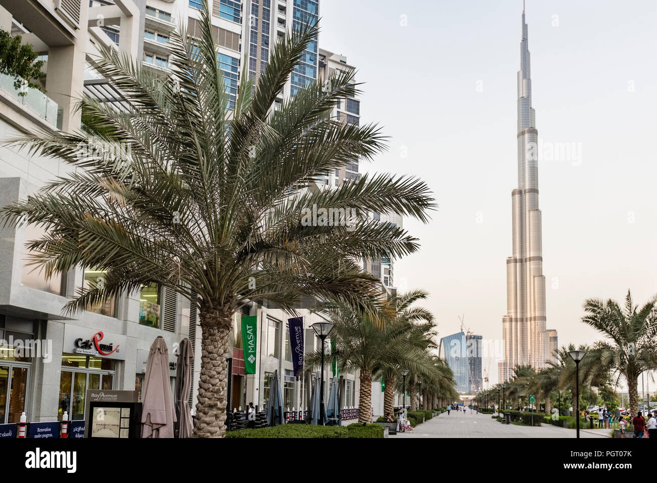 Vista de Burj desde Bay Avenue en las torres ejecutivas desarrollo residencial en Business Bay, Dubai, EAU Foto de stock