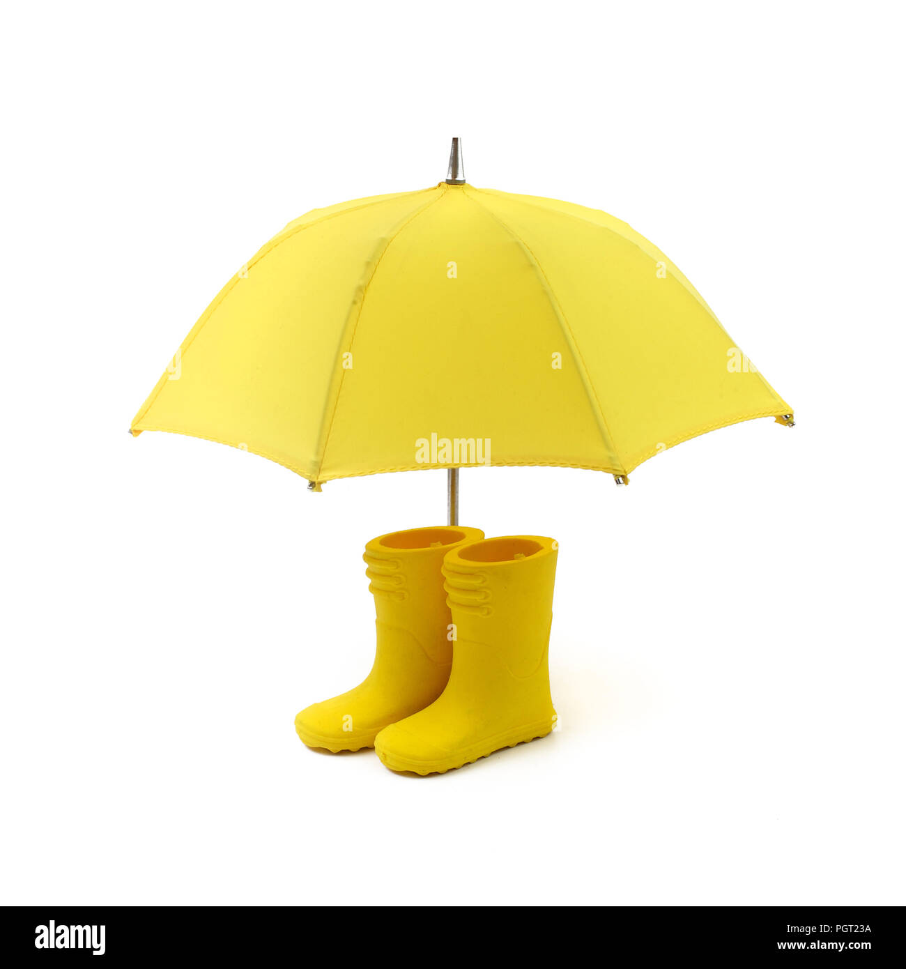 Un par de botas de lluvia amarillas y una sombrilla, sobre un fondo blanco  Fotografía de stock - Alamy