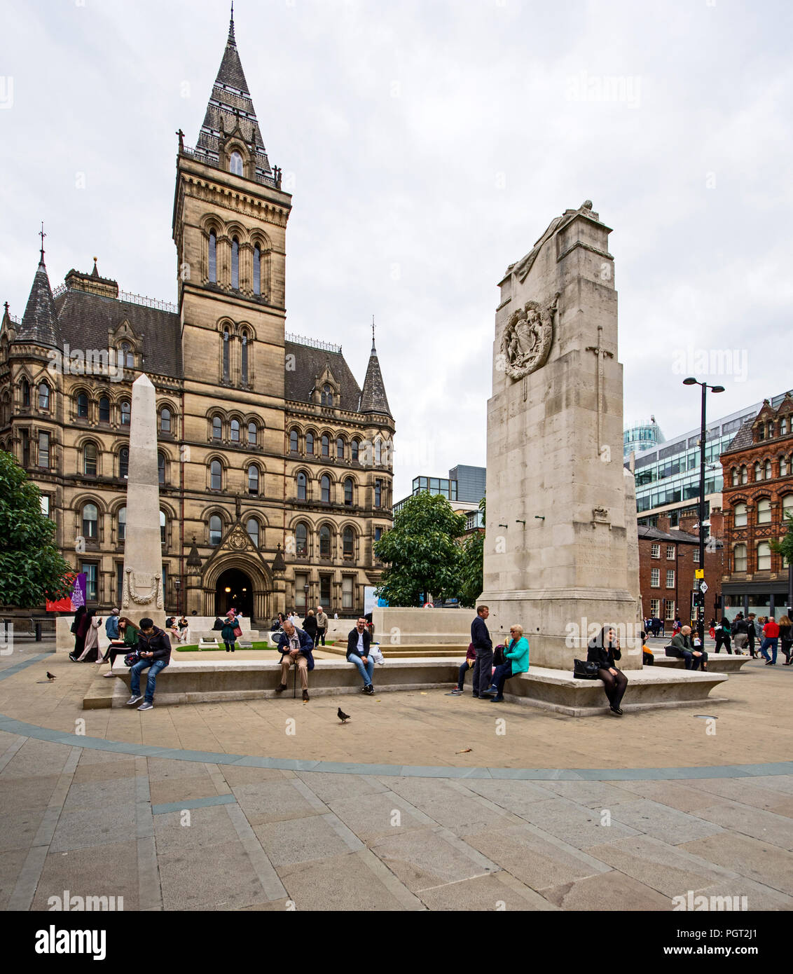 Manchester War Memorial cenotafio en la Plaza de San Pedro, Manchester, Inglaterra diseñado por Sir Edward Luytens erigida en 1924 trasladó al sitio actual en 2014. Foto de stock