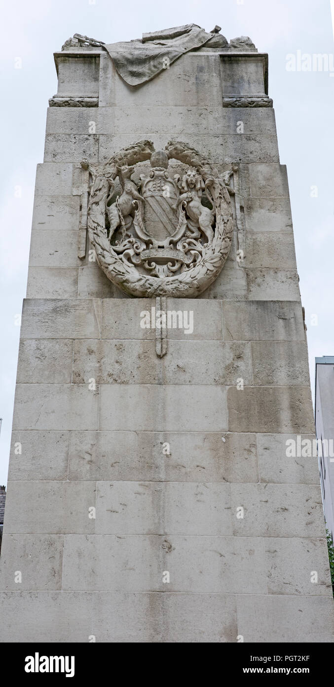 Cenotafio Central Manchester War Memorial mostrando el escudo de Manchester, Inglaterra Foto de stock