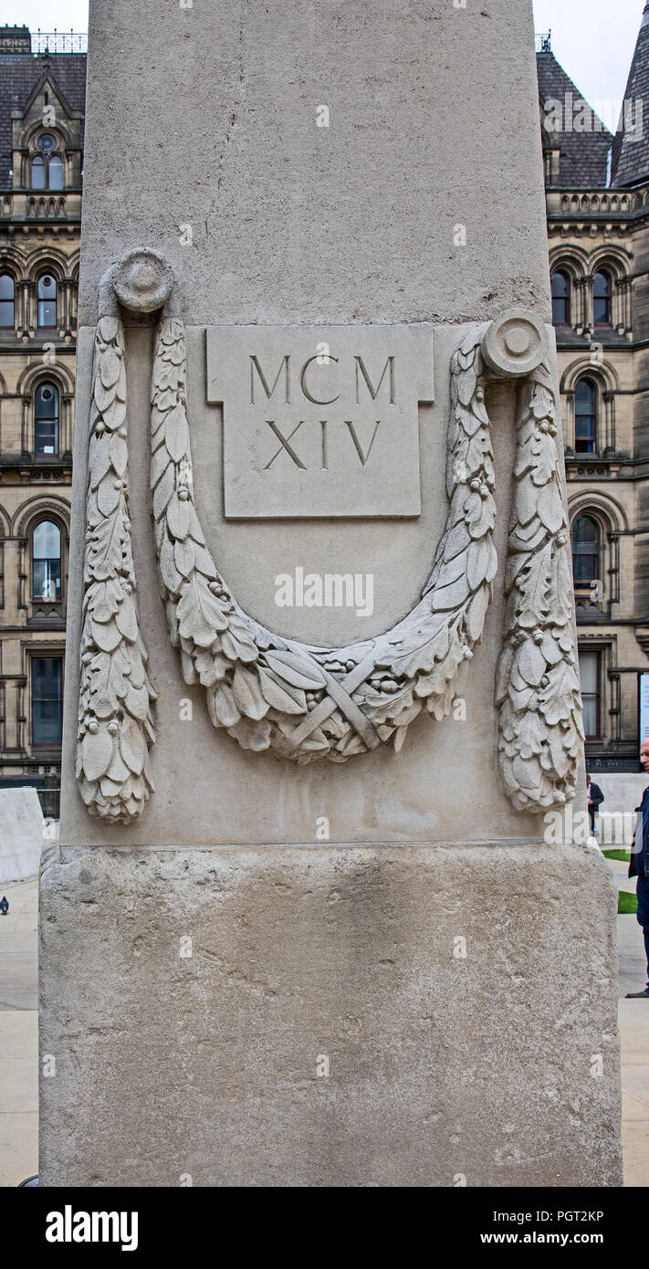Detalle de uno de los obeliscos flanqueando cenotafio central de Manchester, Inglaterra War Memorial mostrando guirnalda de hojas y inscripción MCMXIV Foto de stock