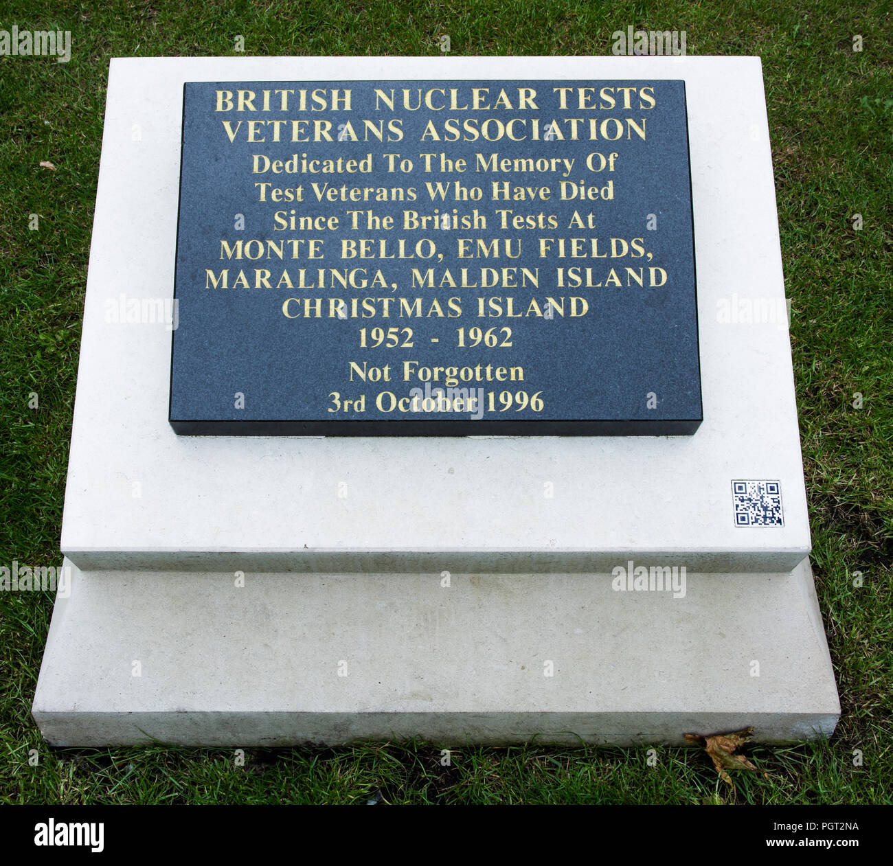 La placa al pie de un cenotafio de Manchester, Inglaterra War Memorial lee los ensayos nucleares británicos veteranos asociación dedicada a los veteranos de prueba Foto de stock
