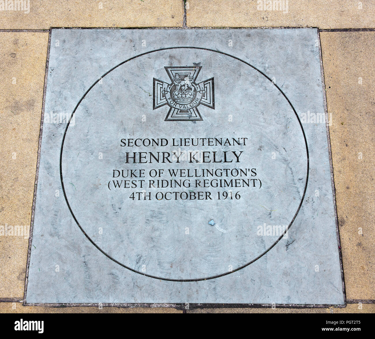 Placa a pie de Manchester, Inglaterra War Memorial mostrando Victoria Cross adjudicó el Subteniente Henry Kelly Duque de Wellington (West Riding Regim Foto de stock