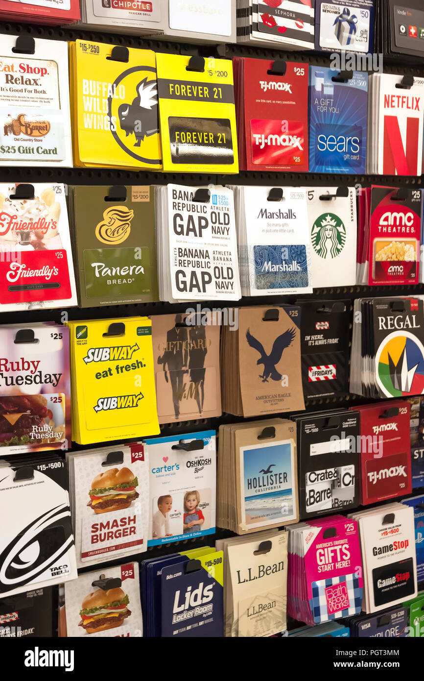 Varias tarjetas de regalo en la pantalla en un rack del almacén. Foto de stock