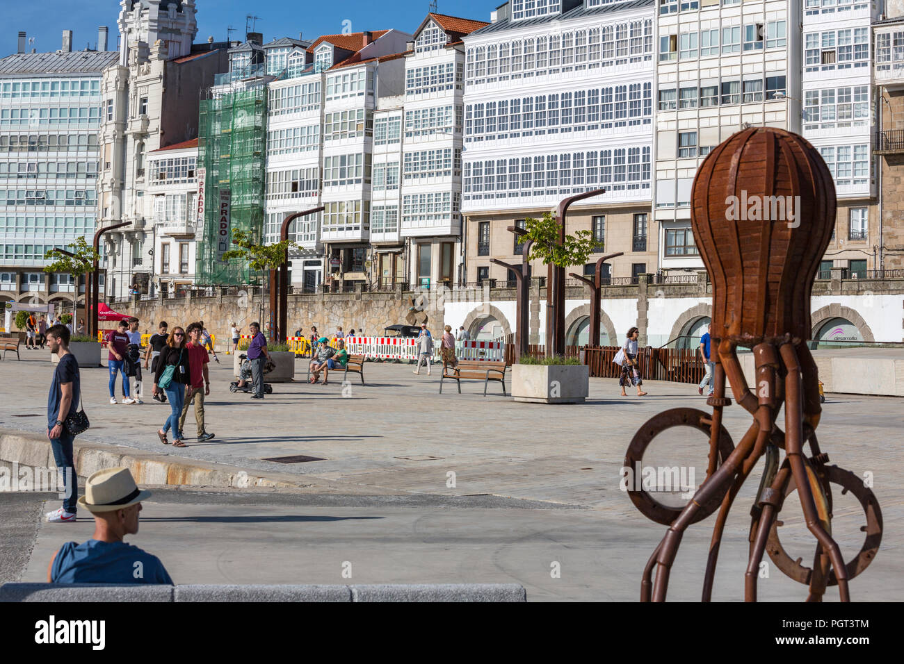 Rusted metal Pulpo escultura en la Explanada Do Parrote, Paseo de la Dársena, A Coruña, España Foto de stock