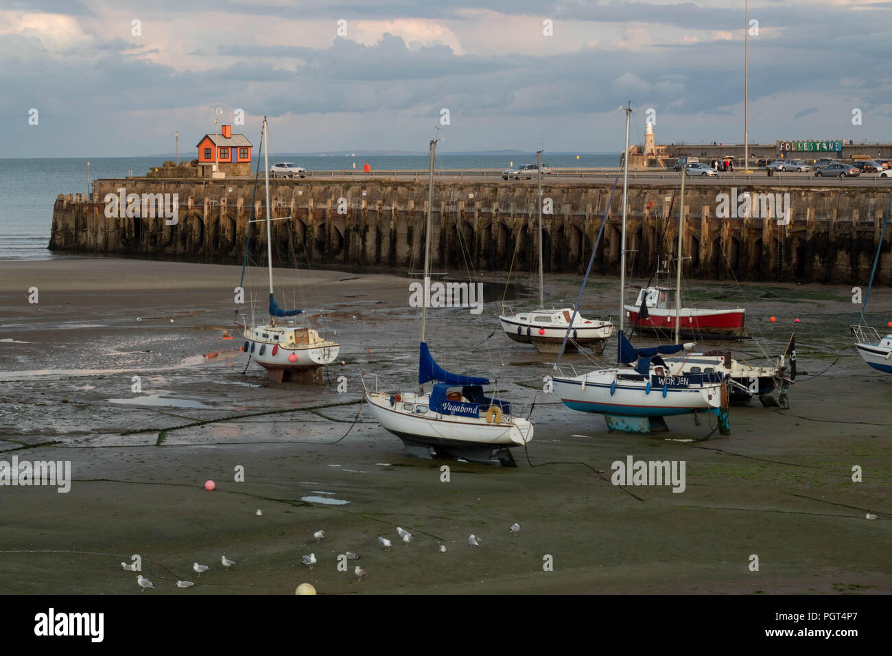 Viajes y Turismo - escena costera - Folkestone Harbour en la marea baja. Kent, en el Reino Unido. Foto de stock