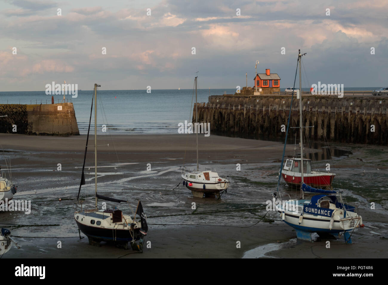 Viajes y Turismo - escena costera - Folkestone Harbour en la marea baja. Kent, en el Reino Unido. Foto de stock
