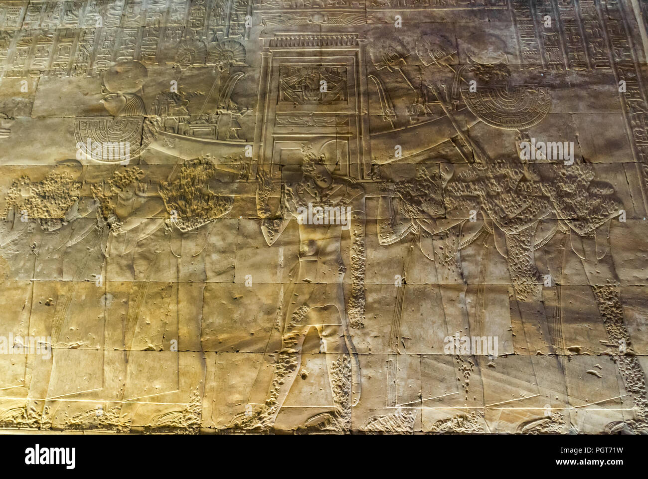 Jeroglífico egipcio tallado detalle de las figuras en las paredes internas del santuario de Horus, Edfu, el templo de Edfu, Egipto, África Foto de stock