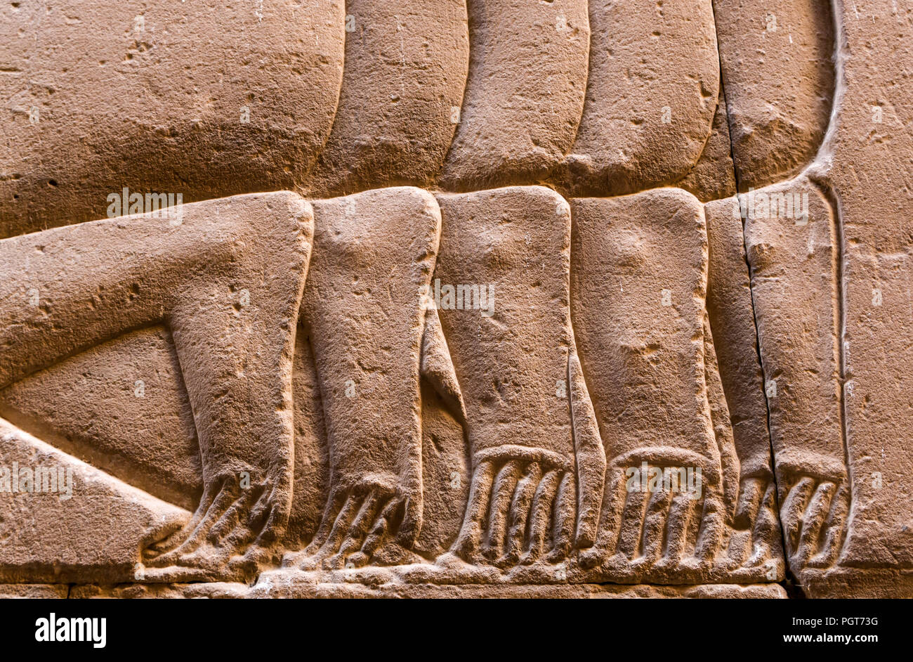 Cerrar el detalle de los pies y dedos de los pies de figuras arrodilladas en jeroglífico egipcio, el templo de Edfu, Edfu, Egipto, África Foto de stock