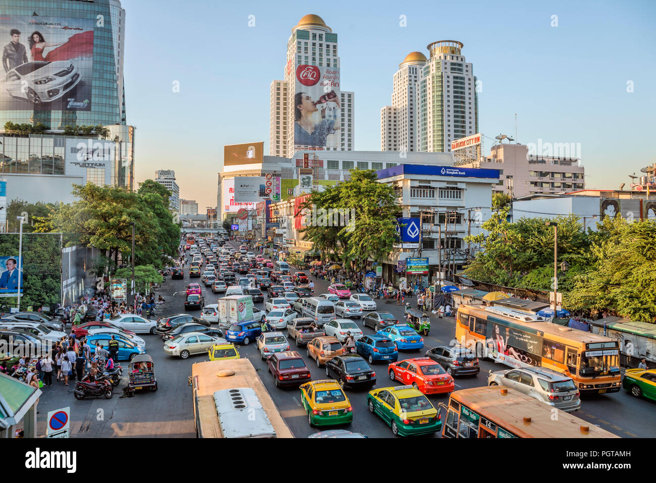 Paisaje urbano con atascos de tráfico en el centro de la ciudad de Bangkok, Tailandia Foto de stock
