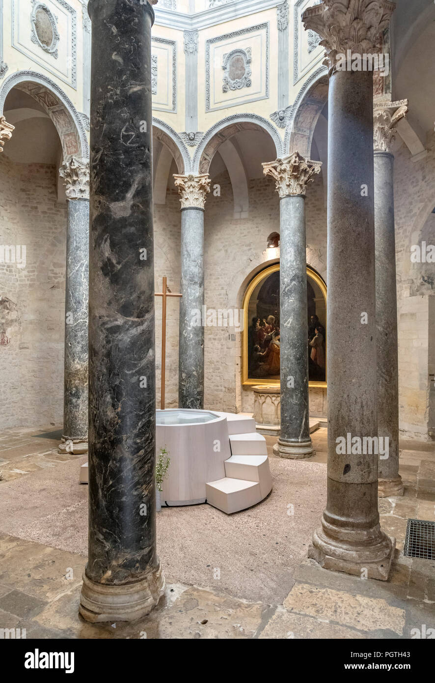 Interior de la Catedral de Aix (Saint-Sauveur Cathédrale d'Aix-en-Provence, Aix-en-Provence, Provenza, Francia. Foto de stock