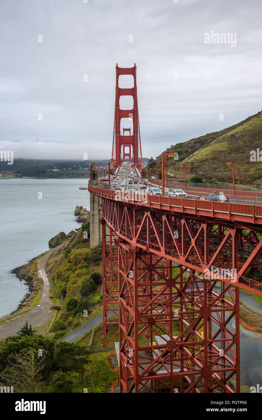 El tráfico en el puente Golden Gate en San Francisco. Foto de stock