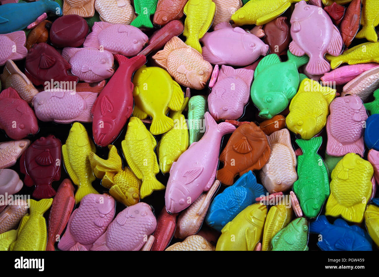 Polvo y arena coloridos peces de plástico fondo utilizado para dibujar, juguetes para niños Fotografía de stock - Alamy Polvo y arena coloridos peces de plástico fondo utilizado para dibujar, juguetes para niños Fotografía de stock - Alamy