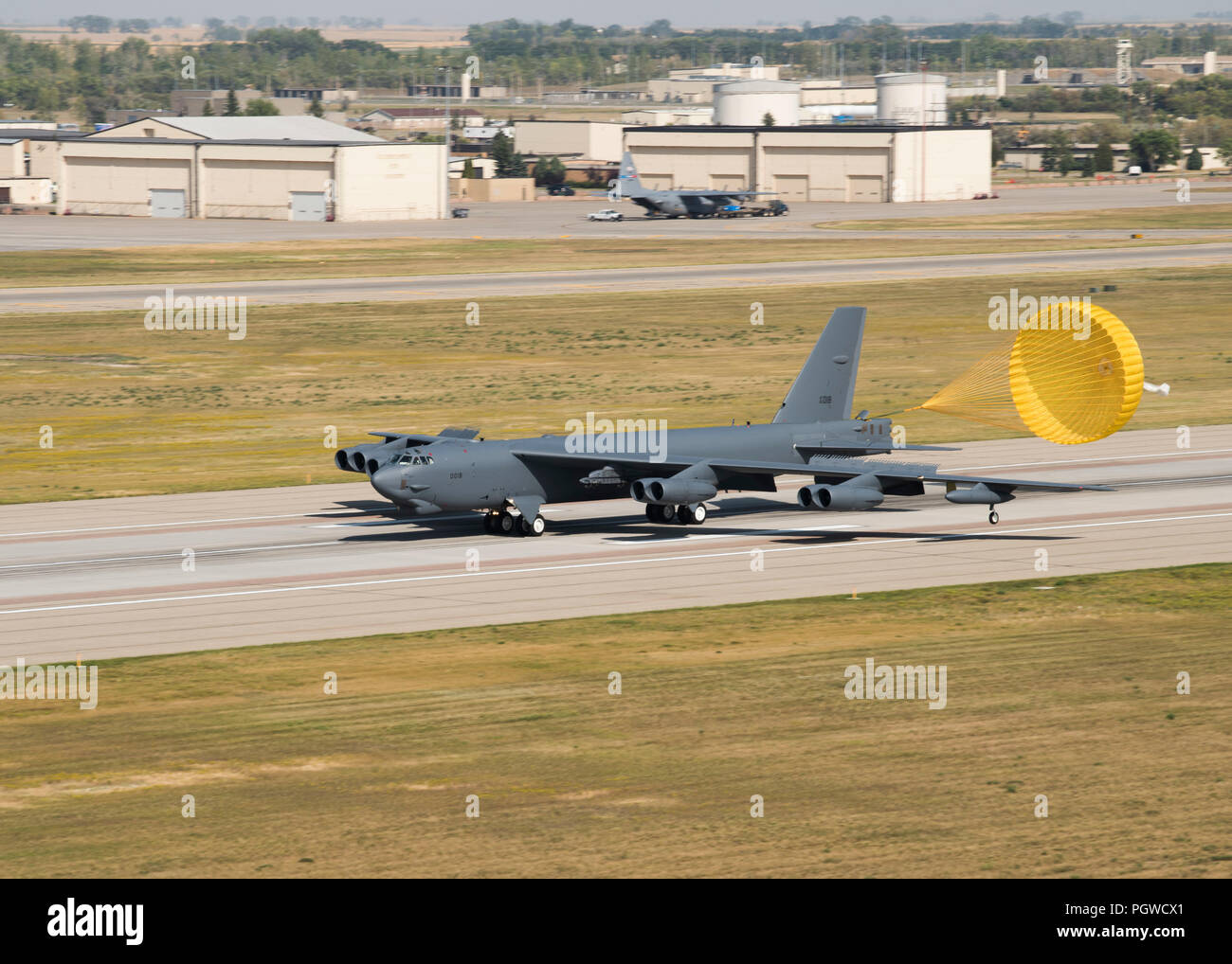 Un B-52H Stratofortress aterriza en la base de la Fuerza Aérea Minot, Dakota del Norte, el 21 de agosto, 2018. Antes de un B-52 puede aterrizar, el piloto debe estar en contacto con la Torre de Control del Tráfico Aéreo para asegurar la línea de vuelo es clara y segura a la tierra. (Ee.Uu. Foto de la fuerza aérea por Aerotécnico de Primera Clase Alyssa M. Akers) Foto de stock