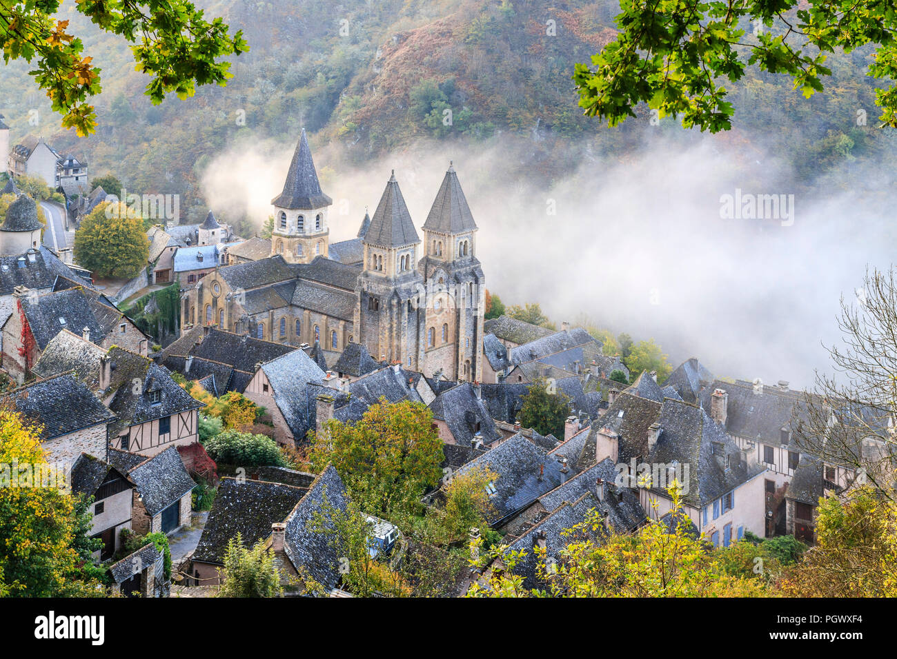 Francia, Aveyron, Conques, etiquetados Les Plus Beaux aldeas de France (Los pueblos más bellos de Francia), parada en el Camino de Santiago, una aldea Foto de stock
