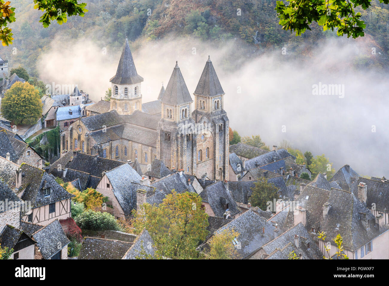 Francia, Aveyron, Conques, etiquetados Les Plus Beaux aldeas de France (Los pueblos más bellos de Francia), parada en el Camino de Santiago, una aldea Foto de stock