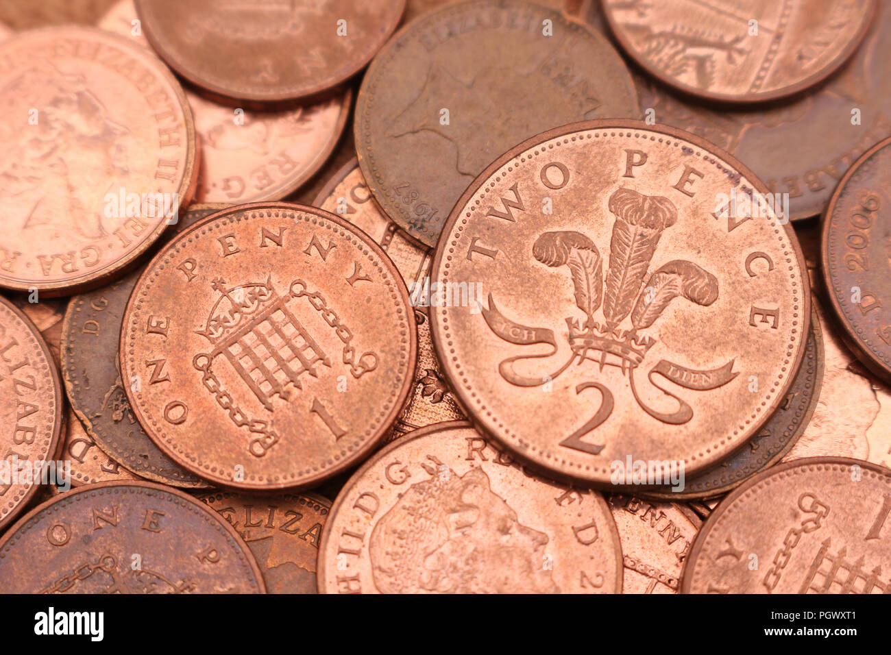 Uno peniques y monedas de cobre de dos peniques UK Foto de stock
