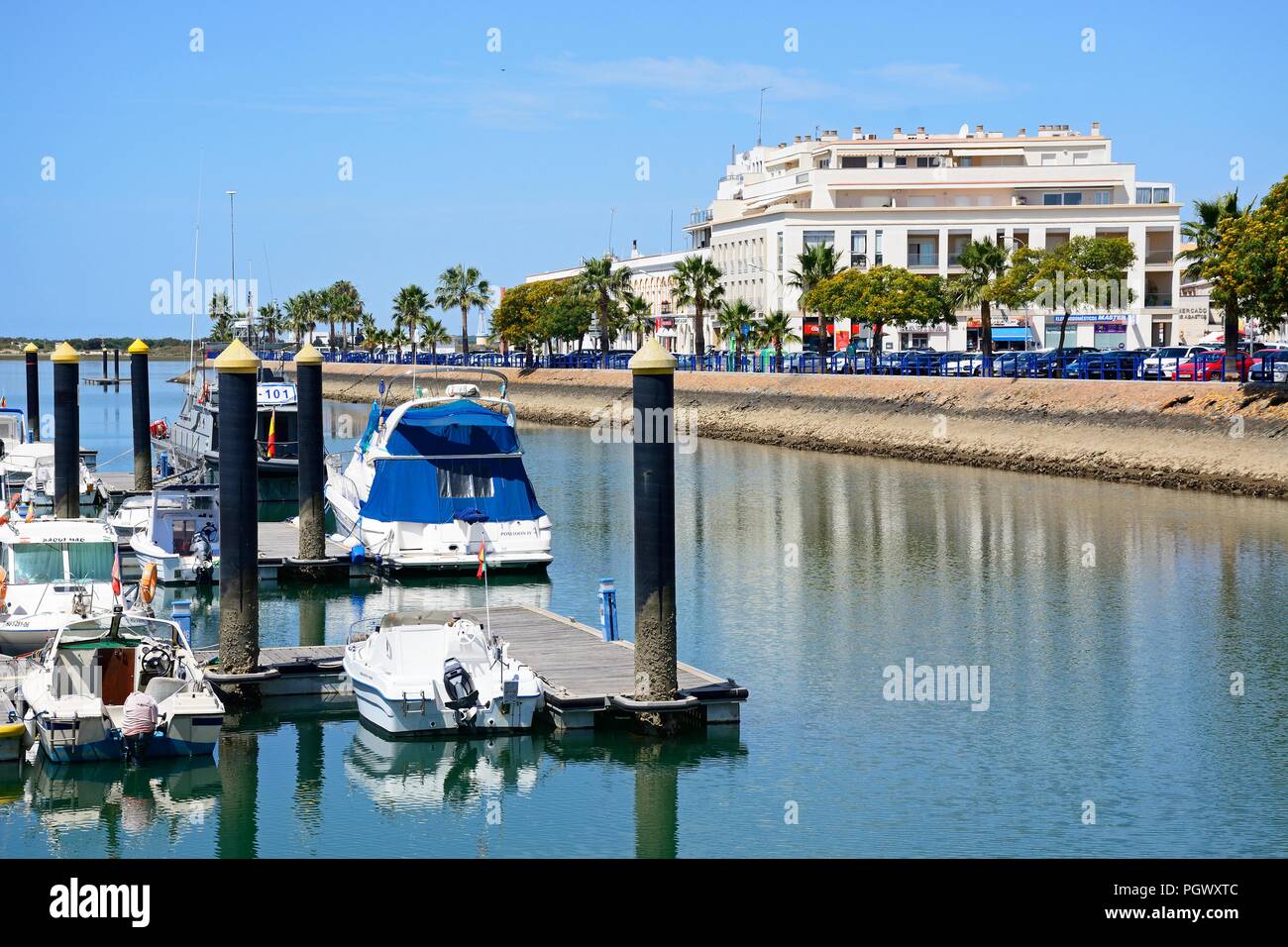 Lanchas amarrados en la marina (Puerto Ayamonte) con edificaciones en la  parte trasera, Ayamonte, Huelva, Andalucia, España, Europa Fotografía de  stock - Alamy