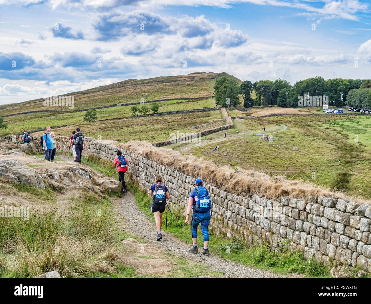 El 11 de agosto de 2018: Northumberland UK - participantes en Trek26, en nombre de la Alzheimer's Society, en el sendero de la Muralla de Adriano, Northumberland, Reino Unido Foto de stock