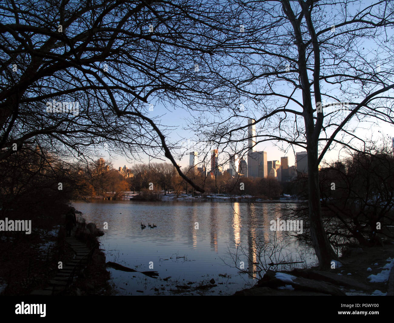 Una visión romántica de la ciudad de Nueva York y su reflexión sobre el agua Foto de stock