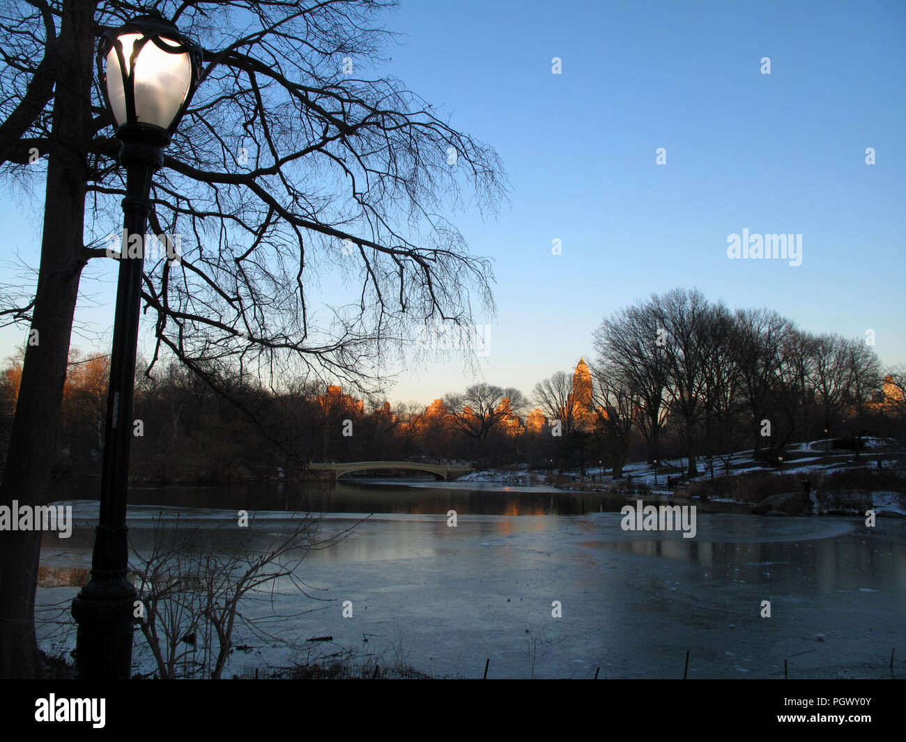 Una visión romántica de la ciudad de Nueva York y su reflexión sobre el agua Foto de stock