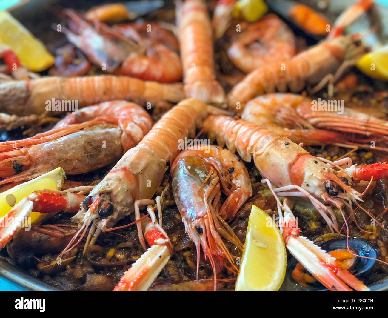 Paella de mariscos, un plato tradicional español, Alicante, España