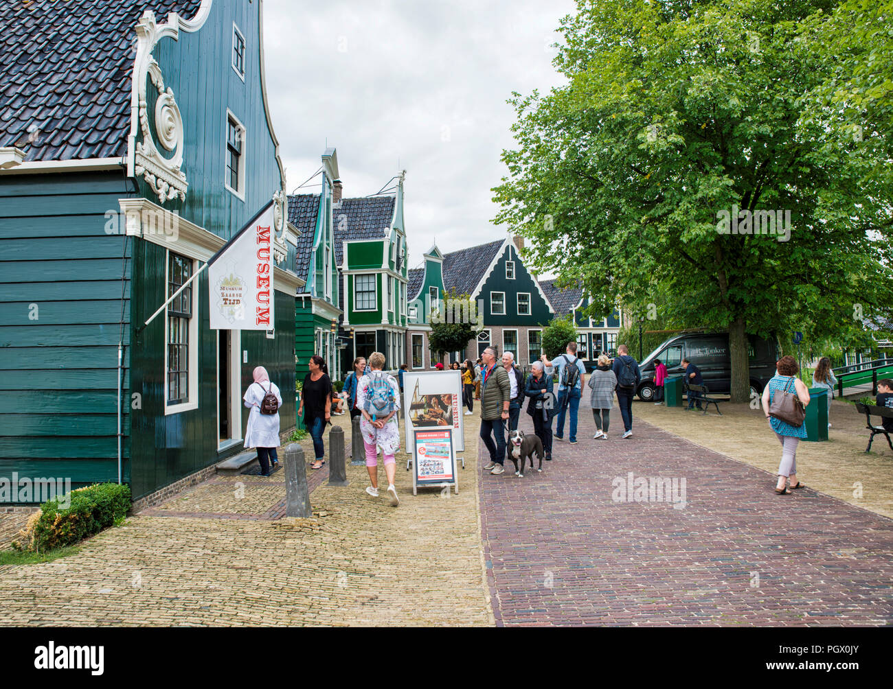 Zaandam,28-Aug-2018,:personas visitan la antigua aldea de Zaandam, Zaanse Schans, este es un pueblo con casas antiguas originales ya que en Holanda, donde alrededor de 1600. Sin entrada , más un museo al aire libre Foto de stock