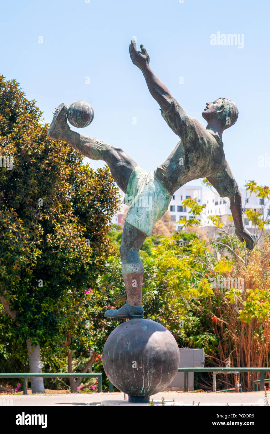 Estatua de Natan Panz (28 de septiembre de 1917 - 28 de abril de 1948) un jugador de fútbol judío de la Palestina Mandatoria, quien jugó para Macabi Tel Aviv y Beit Foto de stock