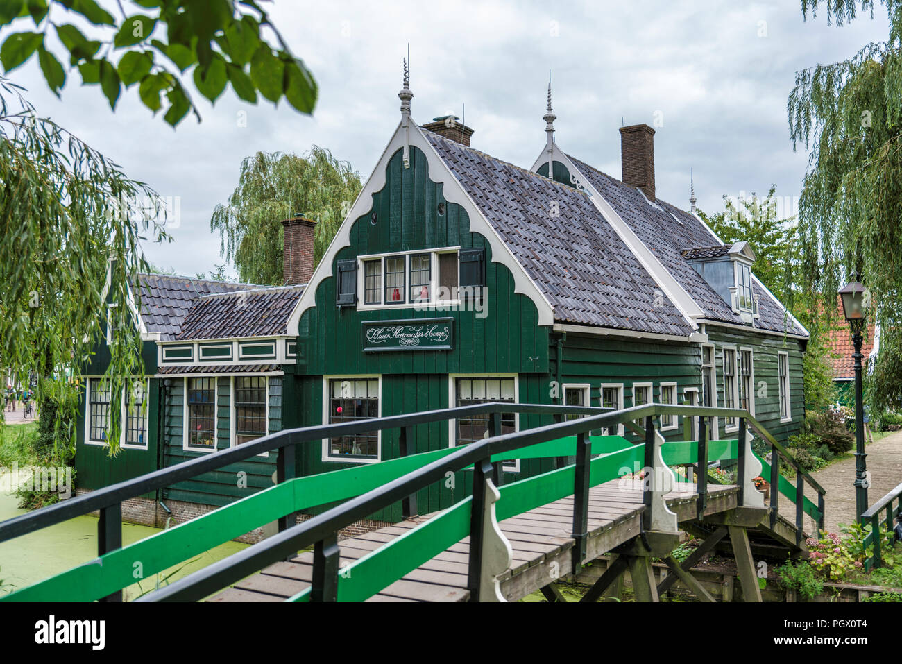 Zaandam,Holanda,28-Aug-2018,:viejas casas de madera verdes desde unos cientos años oldstill original y todavía habitado, con un puente verde a lo largo de los ríos pequeños. Esta pieza se llama zaanmse schans Foto de stock