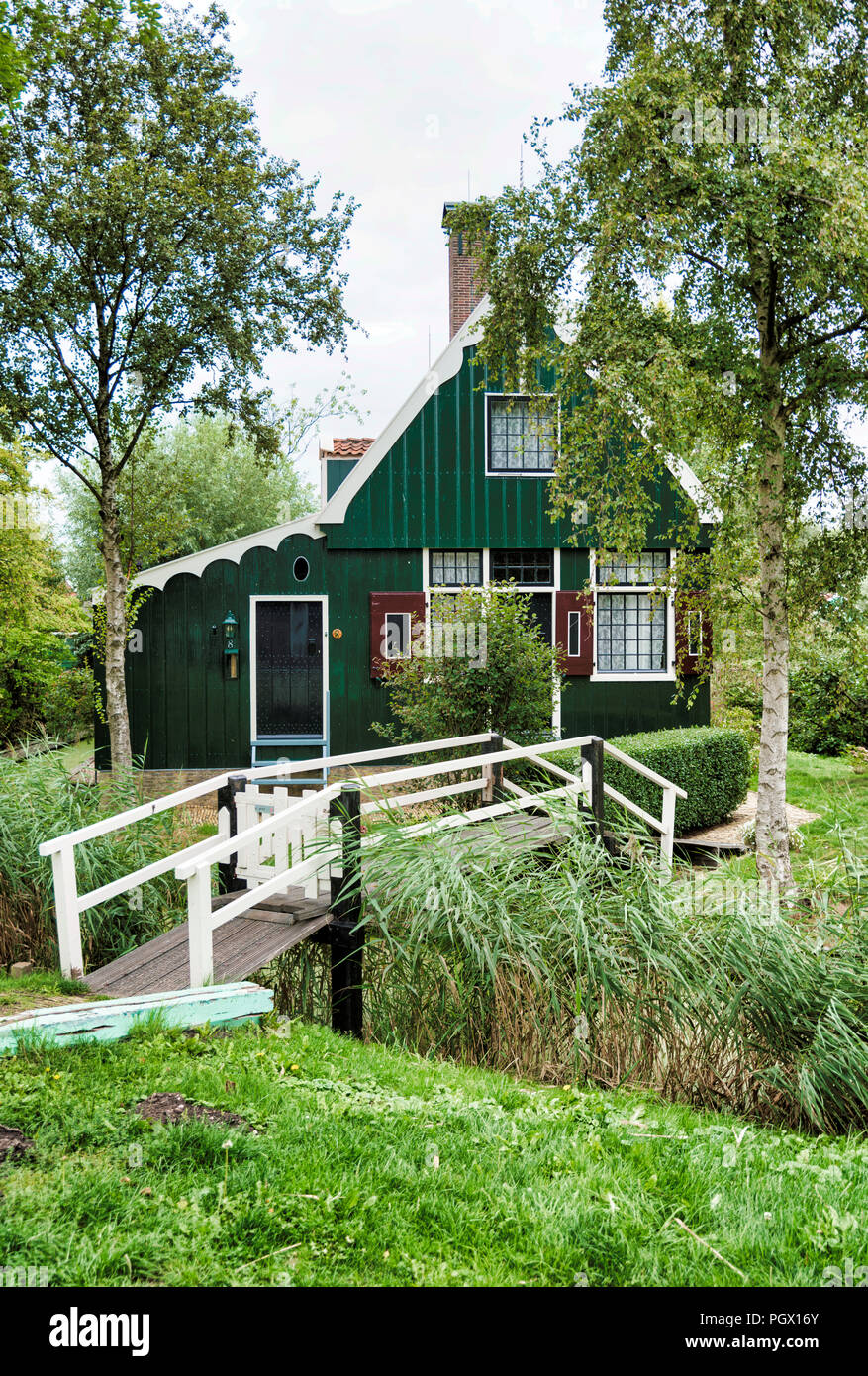 Zaandam,Holanda,28-Aug-2018,:viejas casas de madera verdes desde unos cientos años oldstill original y todavía habitado, con un puente verde a lo largo de los ríos pequeños. Esta pieza se llama zaanmse schans Foto de stock