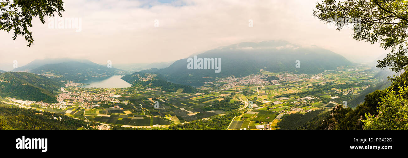 Panorama de dos lagos en Levico Terme, Trentino, Italia Foto de stock