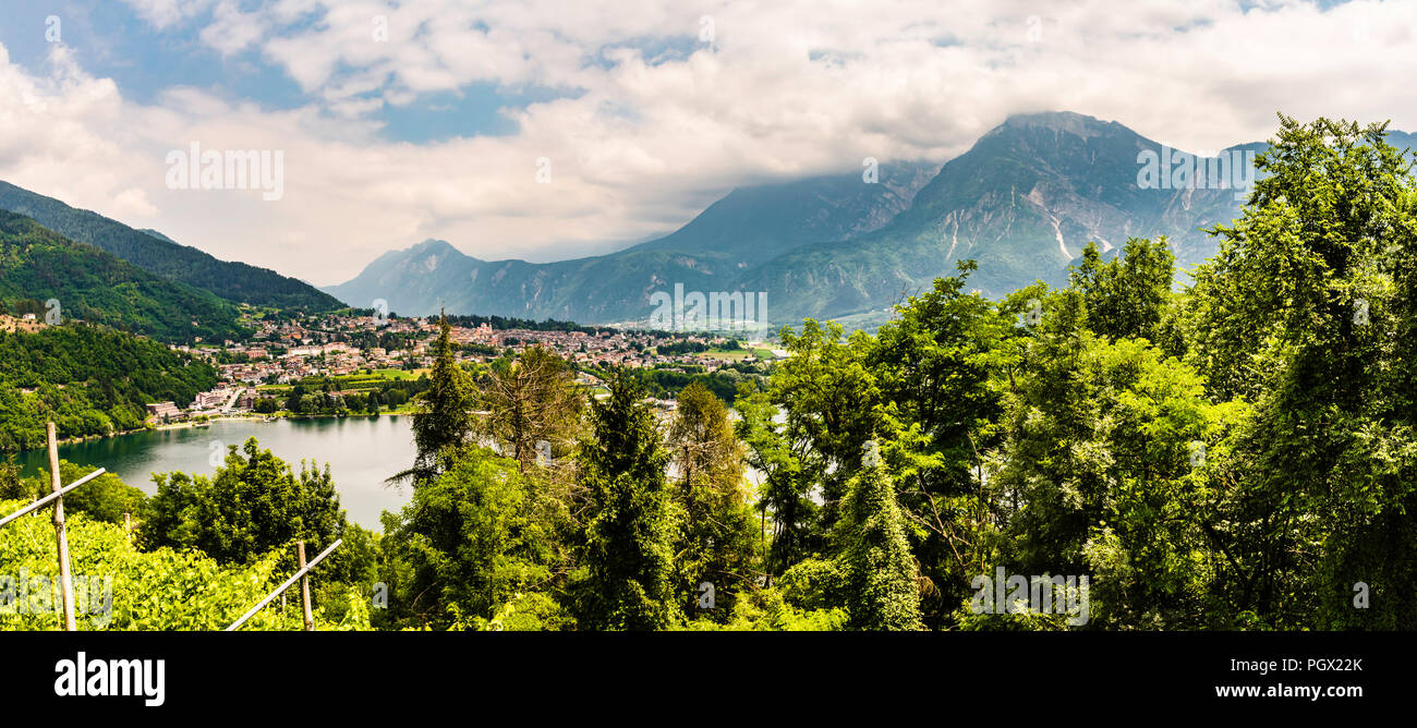 Panorama del Lago di Levico en Levico Terme, Trentino, Italia Foto de stock