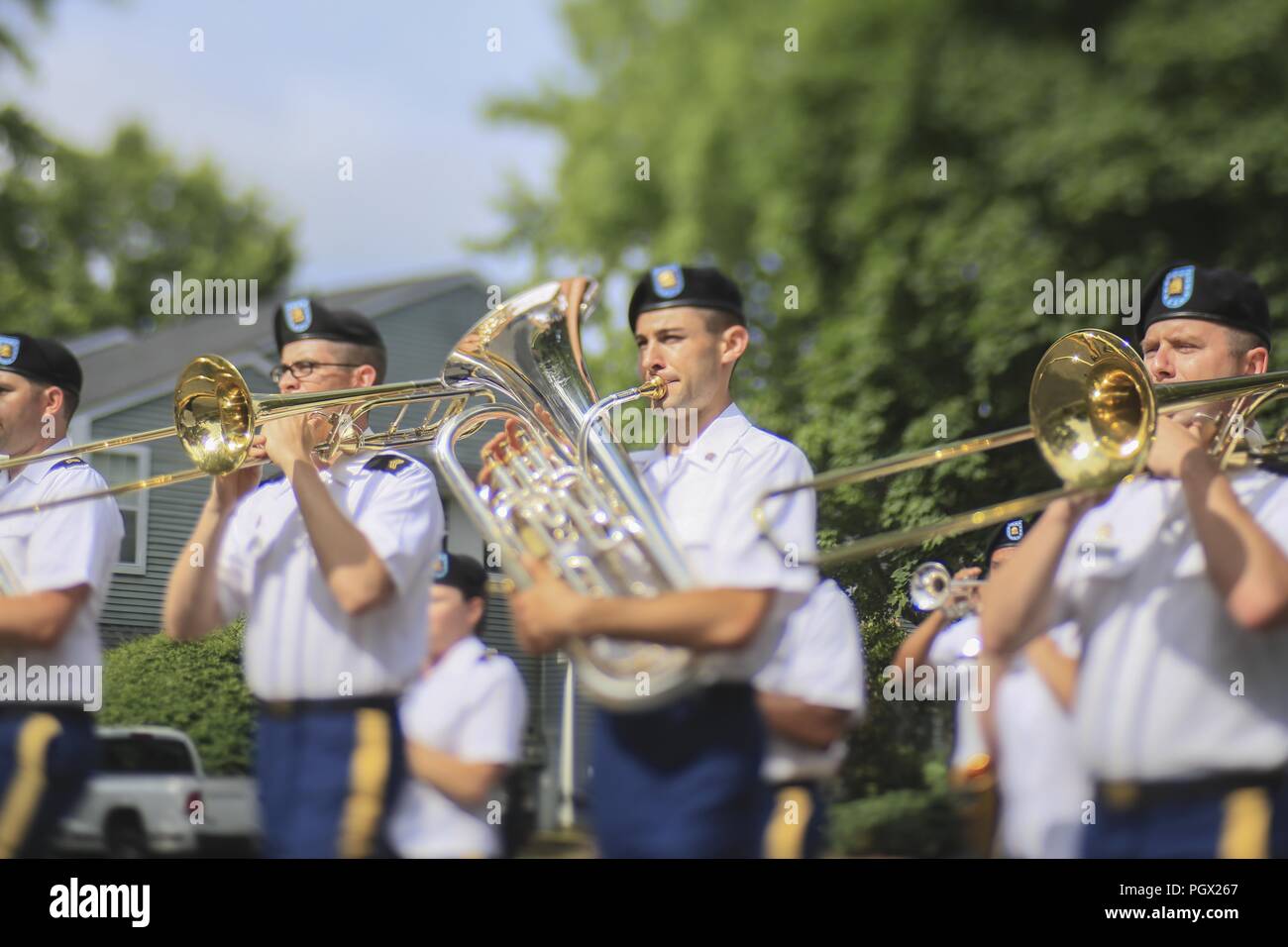 La Guardia Nacional de Nueva Jersey soldados del ejército de la 63ª banda actuando en la histórica Smithville desfile del 4 de julio, Smithville, Nueva Jersey, 4 de julio de 2018. Imagen cortesía de Master Sgt. Matt Hecht / Guardia Nacional de Nueva Jersey. () Foto de stock