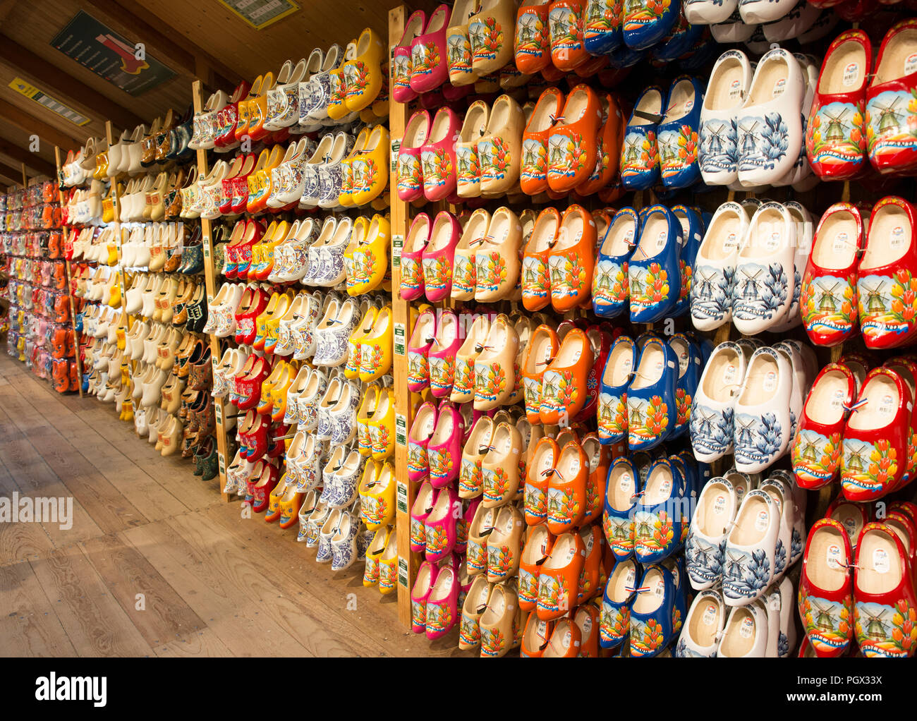Zaandam,Holanda,28-Aug-2018,:tienda con todo tipo de zapatos de madera en en Holanda, zaandam es famosa de sus antiguas casas tradicionales holandeses y productos como zapatos de madera Fotografía de stock -