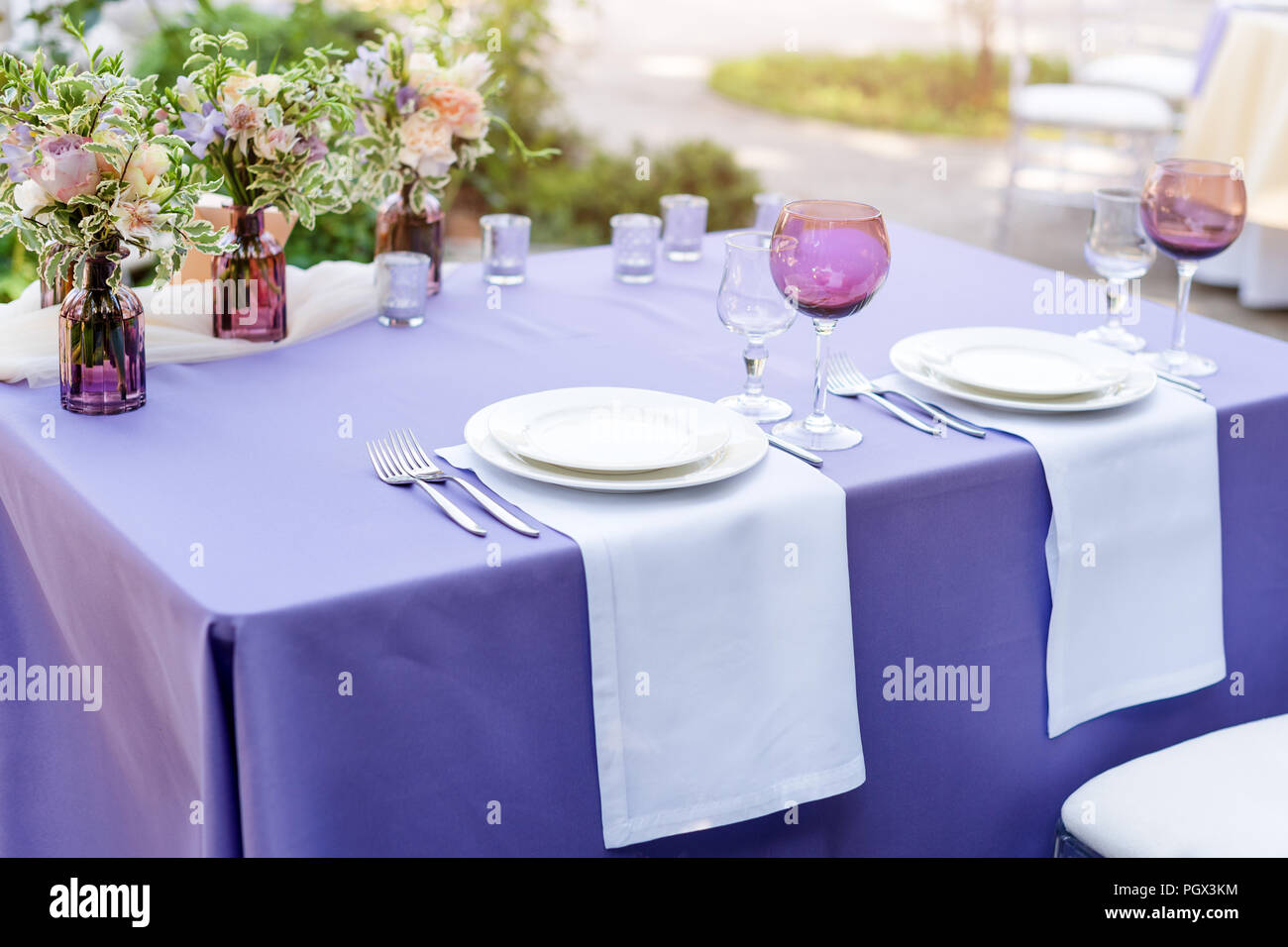 Tabla de flores decoraciones para fiestas y cena de bodas. Juego de mesa  para pasar las vacaciones, evento o boda en el restaurante al aire libre  Fotografía de stock - Alamy