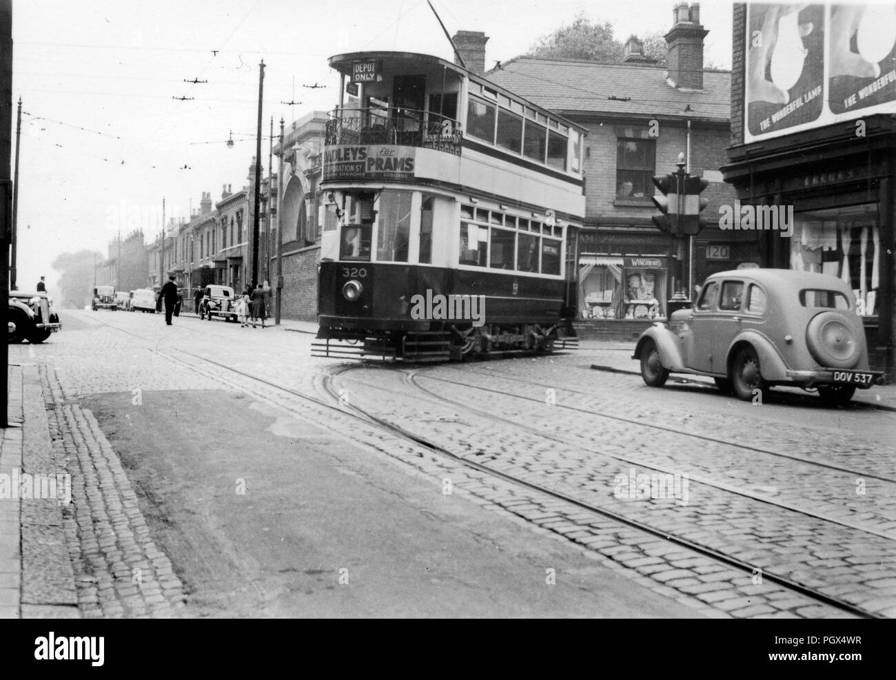 Birmingham Corporation tranvía pasando desde Victoria Road en Park Rd en Aston, Birmingham 1950 Foto de stock