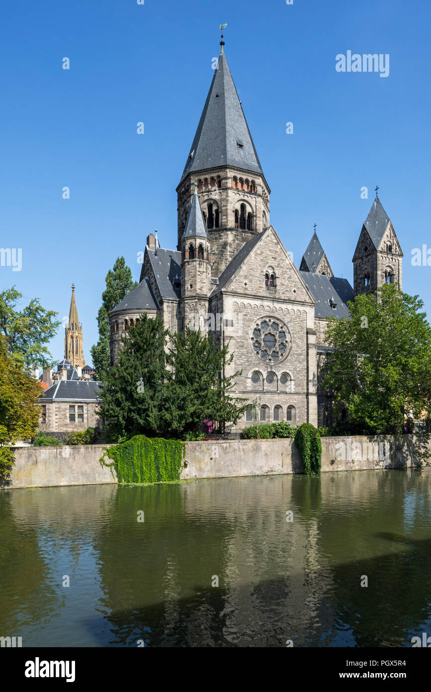 Temple neuf / Nouveau templo protestante, de estilo neorrománico Iglesia Evangélica-Reformada a lo largo del río Mosela, en la ciudad de Metz, Moselle, Lorena, Francia Foto de stock