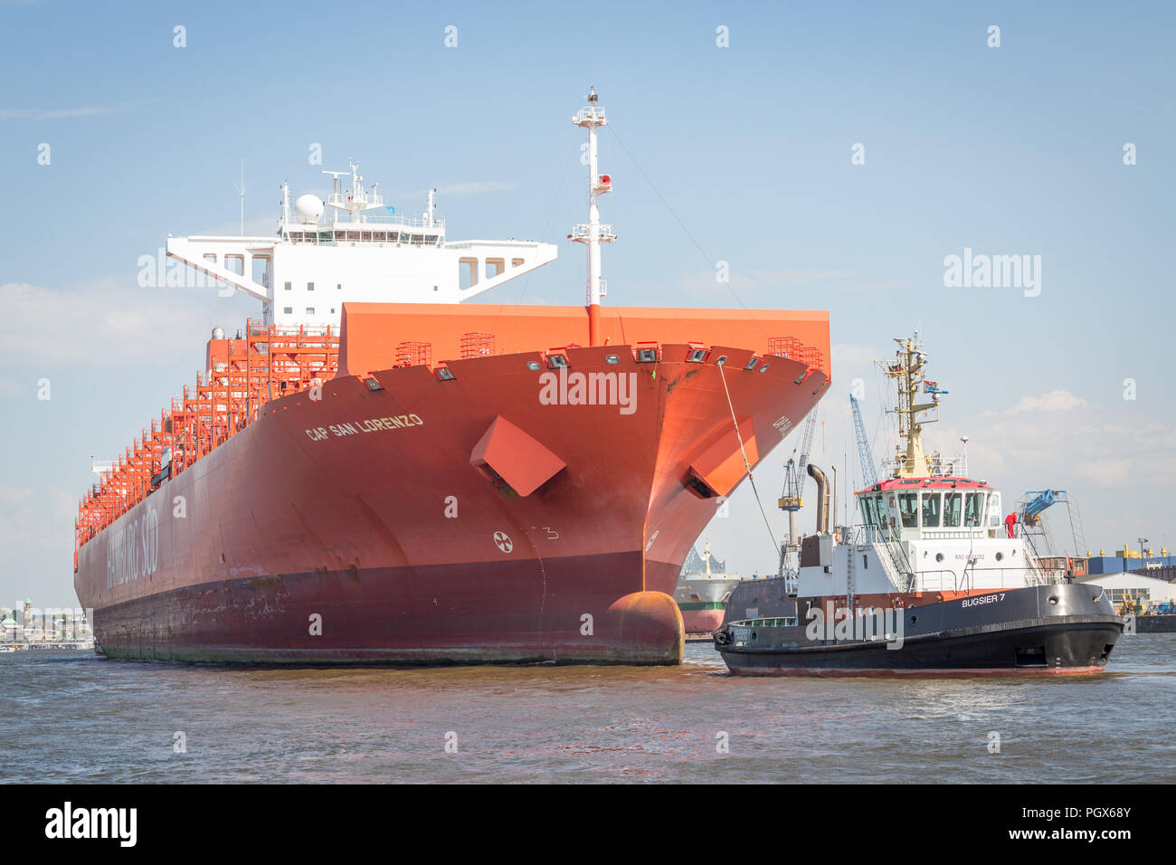Recipiente vacío buque Cap San Lorenzo en el Elba es remolcada por el remolcador, buque de carga, el puerto de Hamburgo, Hamburgo, Alemania. Foto de stock