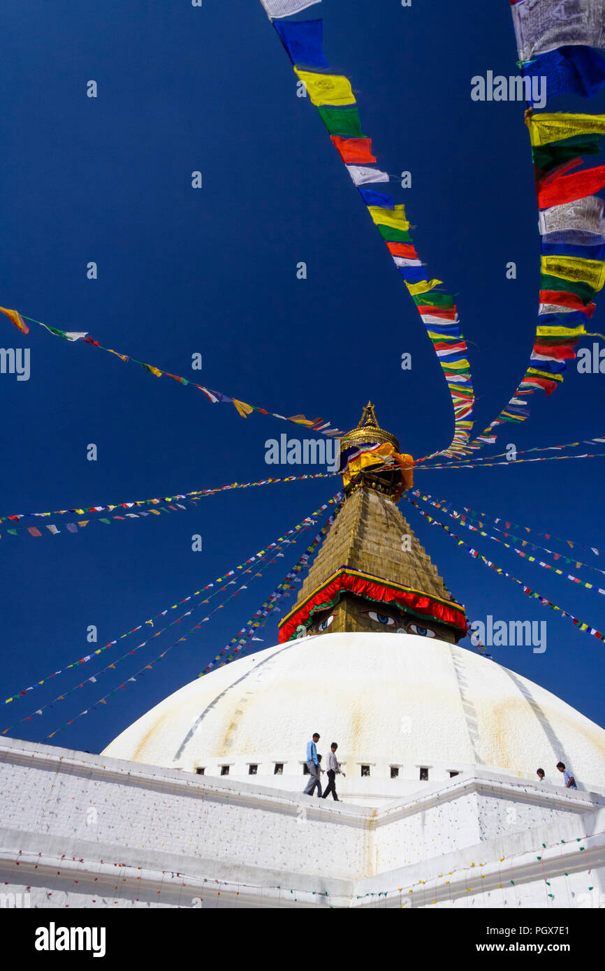 Bodnath, Katmandú, Nepal, Bagmati : La gente camina alrededor de la Gran Stupa de Bodnath, el más grande de Asia y uno de los más grandes en el mundo. Foto de stock