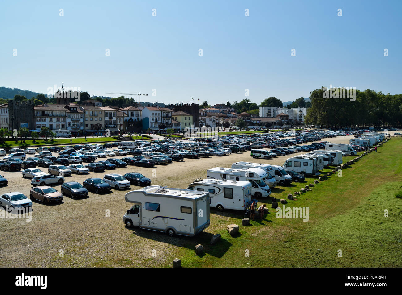 Estacionamiento de autos en Ponte de Lima campo da Feira, Portugal Foto de stock