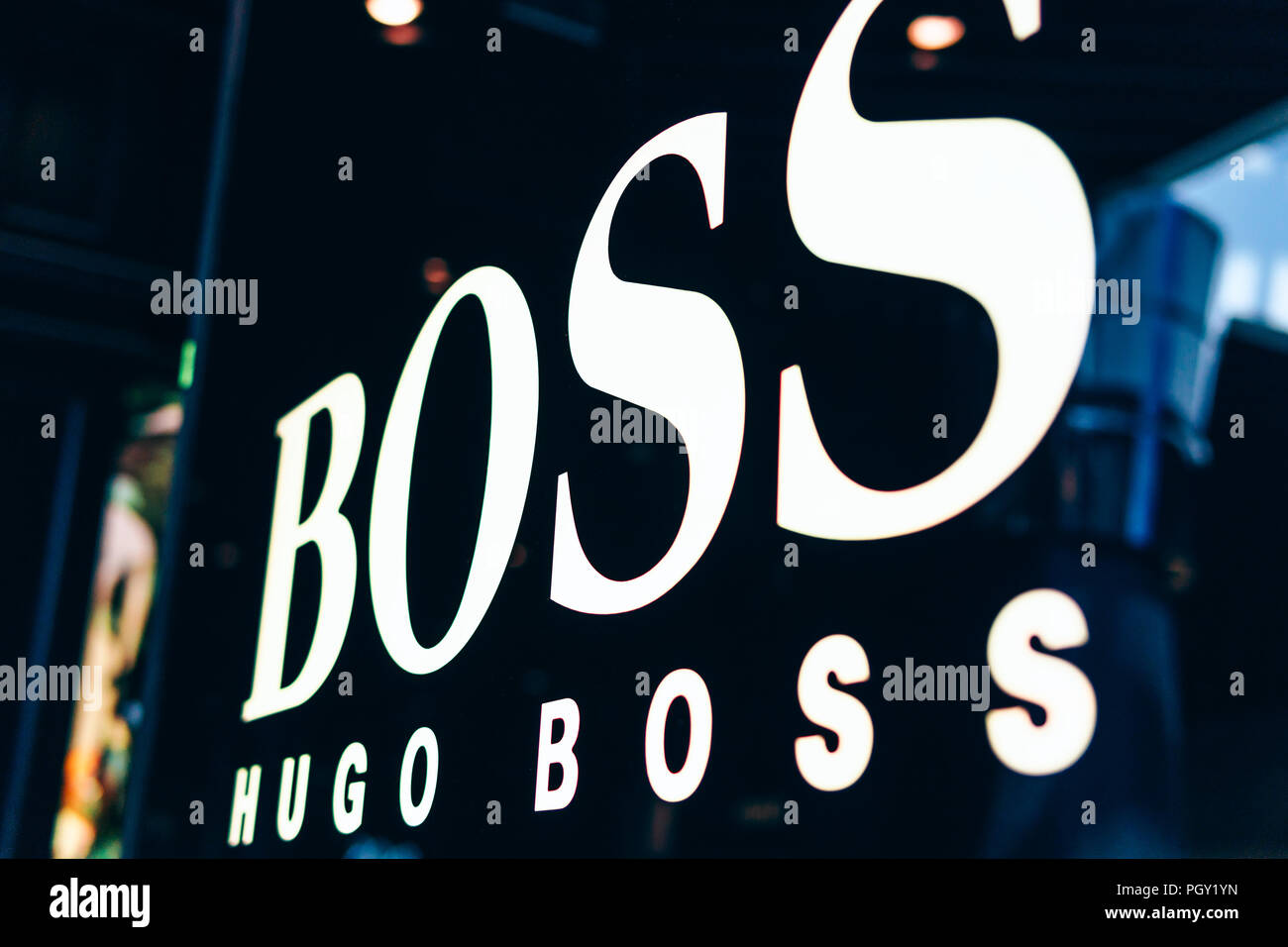 Hugo boss logo sign fotografías e imágenes de alta resolución Alamy