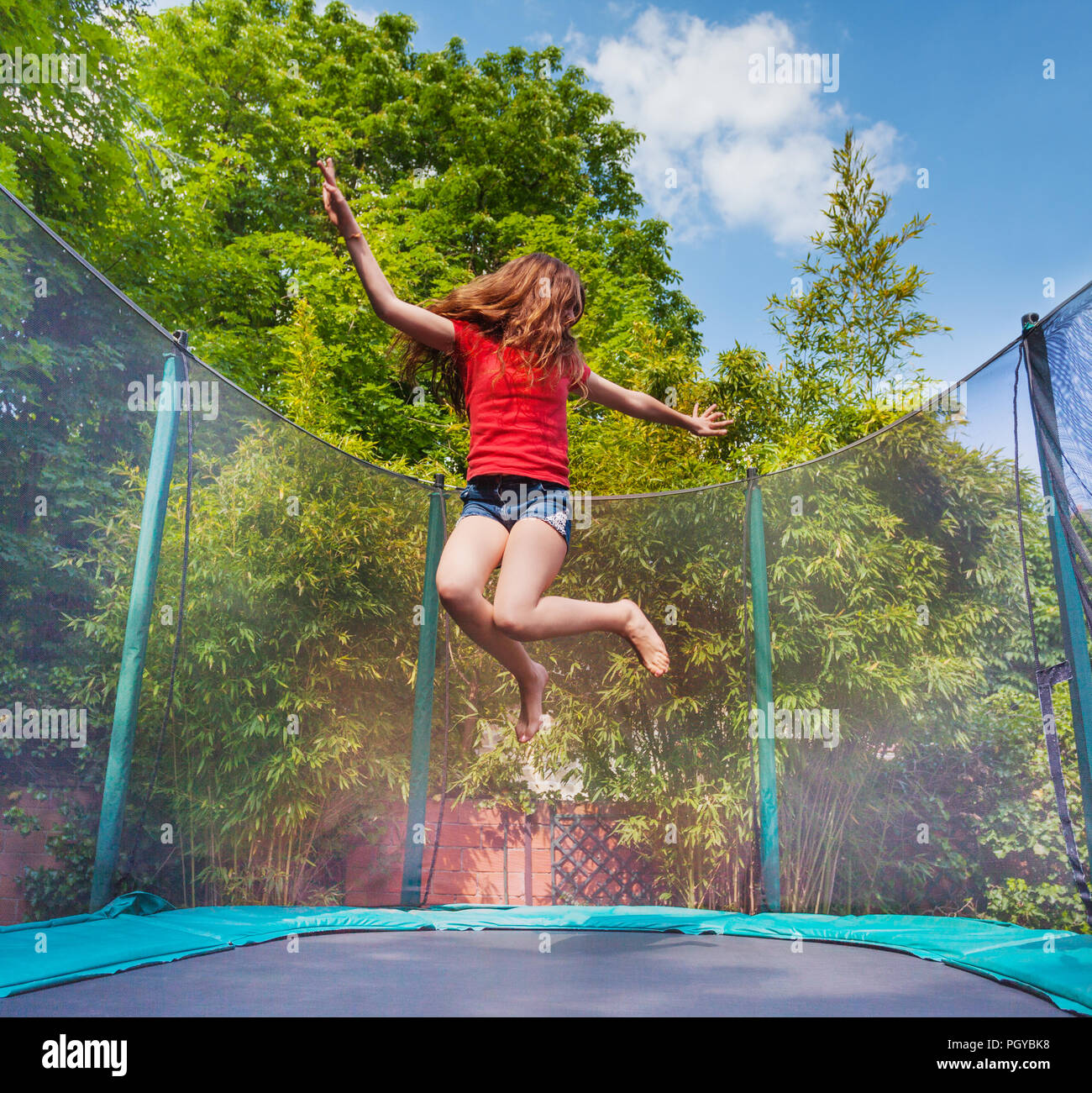 Teenage girl jumping on trampoline fotografías e imágenes de alta  resolución - Alamy