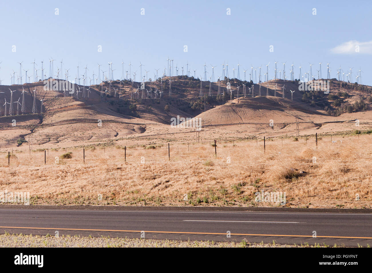 Las turbinas eólicas en Alta Wind Energy Center (Mojave) - Parque Eólico Tehachapi Pass, California, EE.UU. Foto de stock
