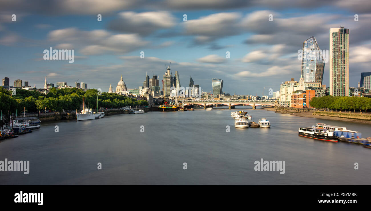 Londres, Inglaterra, Reino Unido - 12 de junio, 2018: Rascacielos de la ciudad de Londres lugar detrás del río Támesis, el puente de Blackfriars y la Catedral de St Paul en un s Foto de stock